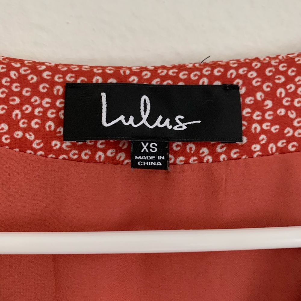 Lulu’s rust red print short sleeve button up dress. Dress has lining.